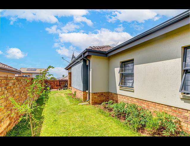 3 BEDROOM FREEHOLD FOR SALE IN LION PRIDE